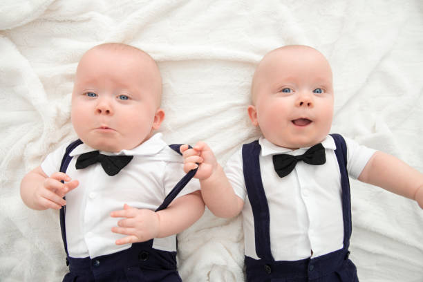 gemelos idénticos en smoking - babies and children close up horizontal looking at camera fotografías e imágenes de stock