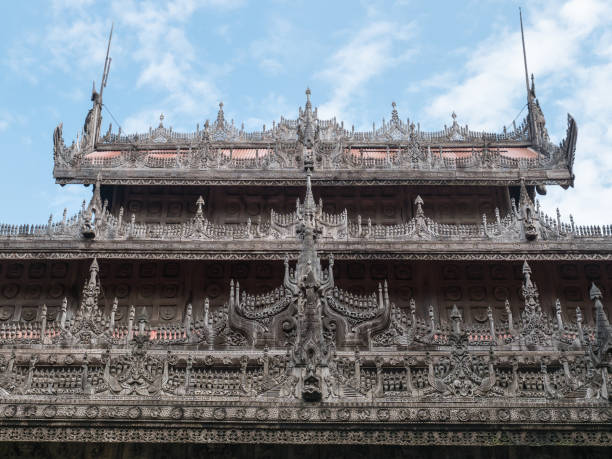 el viejo techo de escultura de madera de la sala principal de shwenandaw kyaung, oro palacio monasterio en mandalay, myanmar - shwenandaw fotografías e imágenes de stock