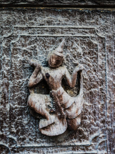 la escultura de madera deseo en la pared en el shwenandaw kyaung, la vieja madera escultura templo, monasterio palacio dorada en mandalay, myanmar - shwenandaw fotografías e imágenes de stock