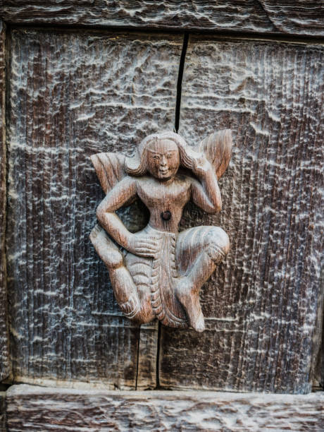 la escultura de madera deseo en la pared en el shwenandaw kyaung, la vieja madera escultura templo, monasterio palacio dorada en mandalay, myanmar - shwenandaw fotografías e imágenes de stock