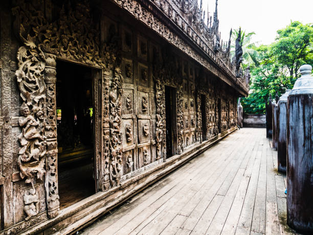la terraza de la principal sala de shwenandaw kyaung, el antiguo templo de escultura en madera, oro palacio monasterio en mandalay, myanmar - shwenandaw fotografías e imágenes de stock