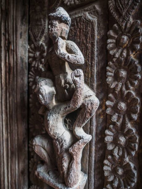 la escultura de madera deseo en la puerta en el shwenandaw kyaung, la vieja madera escultura templo, monasterio palacio dorada en mandalay, myanmar - shwenandaw fotografías e imágenes de stock