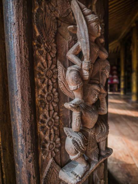 la escultura de madera deseo en la puerta en el shwenandaw kyaung, la vieja madera escultura templo, monasterio palacio dorada en mandalay, myanmar - shwenandaw fotografías e imágenes de stock