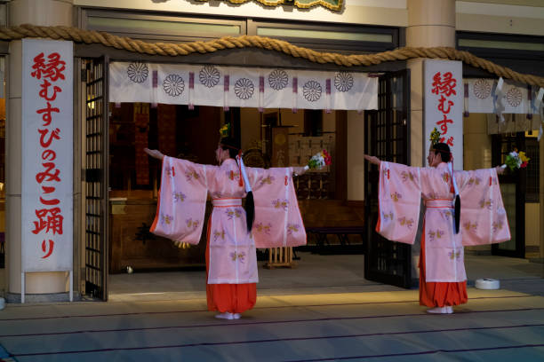 танцевальное представление на фестивале манто митама мацури перед святилищем хиросима гококу-дзиндзя - mitoma стоковые фото и изображения