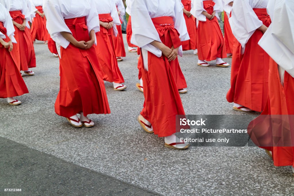 Манто Митама Мацури в святилище Хиросима Гококу-дзиндзя, зрелище 100 святынь девицы танцуют под фонарь свет - Стоковые фото В ряд роялти-фри