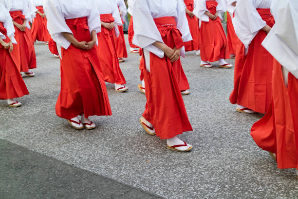 衛生部三祭在廣島 gokoku-神社神社, 100 聖殿少女在燈籠燈光下跳舞的奇觀 - mitoma 個照片及圖片 檔