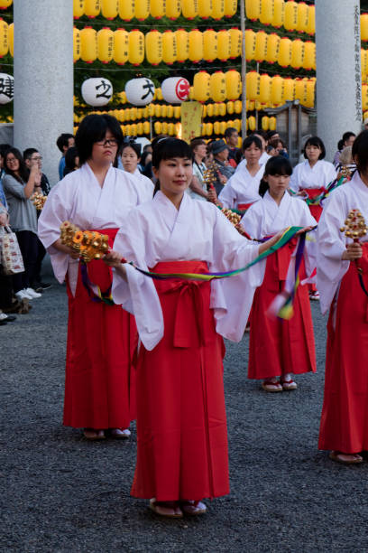 衛生部三祭藝術節在廣島 gokoku-神社神社, 100 神社少女跳舞燈籠燈的奇觀 - mitoma 個照片及圖片檔
