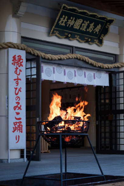 открытый огонь на фестивале манто митама мацури в святилище хиросима гококу-дзиндзя - mitoma стоковые фото и изображения
