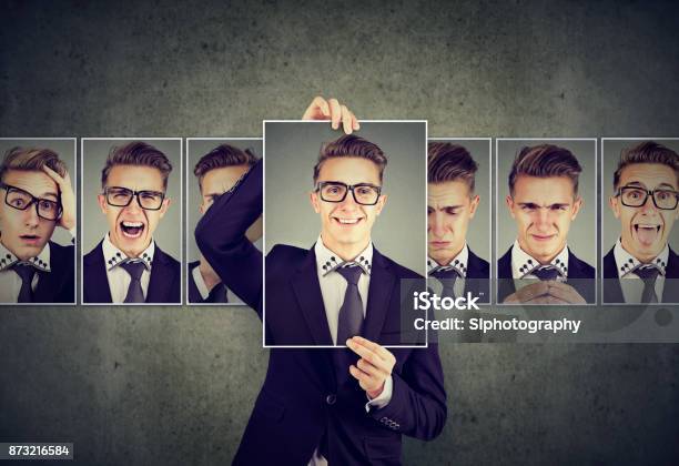 Positiven Maskierter Mann In Gläsern Die Verschiedene Emotionen Auszudrücken Stockfoto und mehr Bilder von Emotionale Intelligenz
