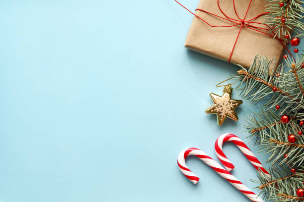 kompozycja z świątecznym pudełkiem prezentowym, gałęzią jodłowej, laskami cukierków. - gift blue christmas religious celebration zdjęcia i obrazy z banku zdjęć