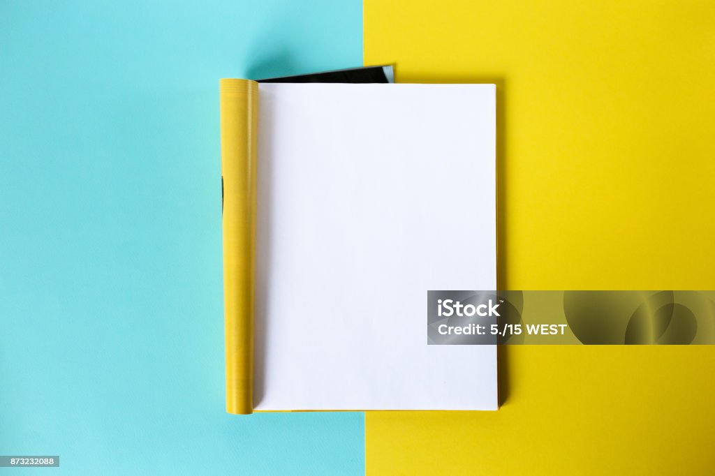 Mock-up-Magazin und Katalog-Konzept. Ansicht von oben. Offene Seite des Magazins auf einem blau-gelben Hintergrund. Kopieren Sie Raum. Vorlage - Lizenzfrei Zeitschrift Stock-Foto