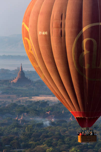 考古学ゾーン - バガン - ミャンマーの寺院で、熱気球の観光客 - 24120 ストックフォトと画像