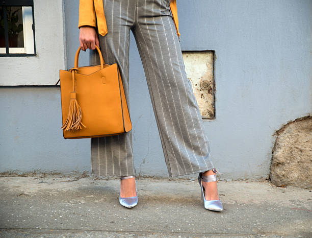 элегантная женщина на высоких каблуках - брюки стоковые фото и изображения