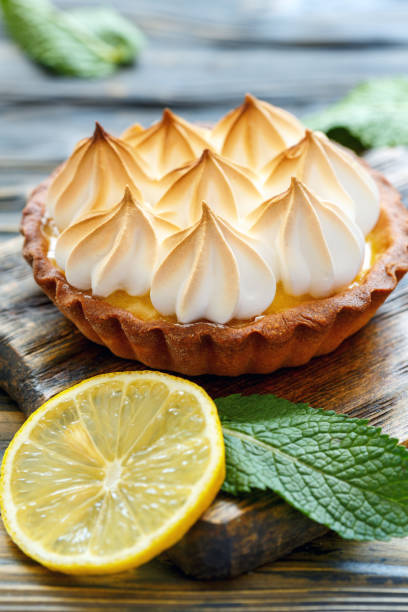 istock Lemon tartlet with Italian meringue. 873246718