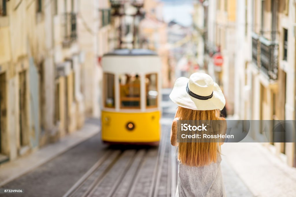 Femme voyageant à Lisbonne, Portugal - Photo de Lisbonne libre de droits