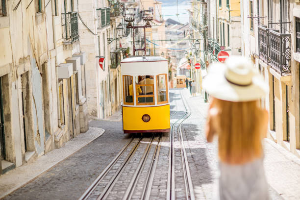 mujer viajando en lisboa, portugal - cable car lisbon portugal portugal old fotografías e imágenes de stock