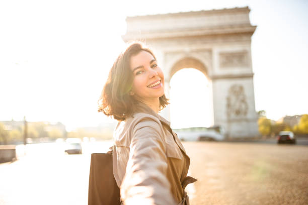 together exploring in paris - paris france arc de triomphe france french culture imagens e fotografias de stock