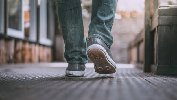 fotos de estilo de vida - walking shoe human foot footpath - fotografias e filmes do acervo