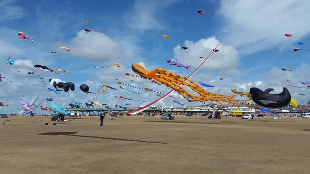 kites on southport beach - merseyside imagens e fotografias de stock