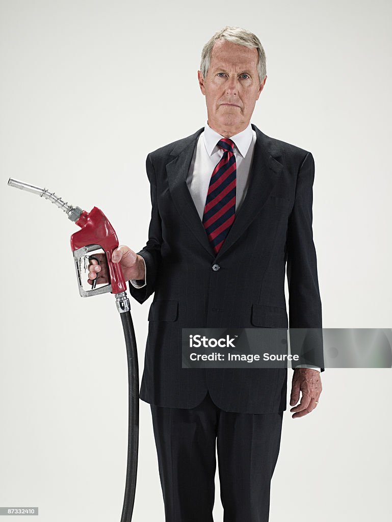 Hombre con una bomba de combustible - Foto de stock de Bomba de combustible libre de derechos