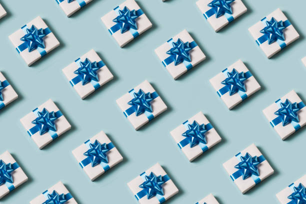 présenter sur fond bleu - gift blue gift box box photos et images de collection