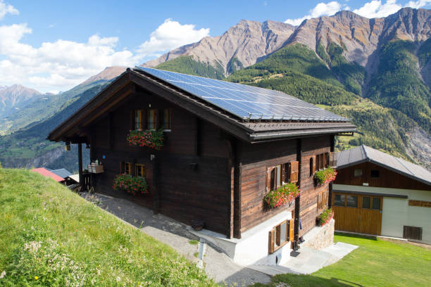 スイスのシャレーの太陽光発電。 - solar panel alternative energy chalet european alps ストックフォトと画像