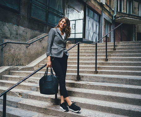 Mujer parado en las escaleras photo