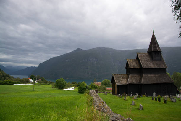 urnes stave church, ornes, norway - stavkyrkje imagens e fotografias de stock