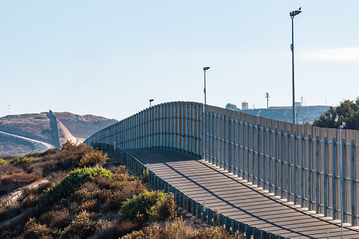 Sección de la pared de la frontera internacional entre San Diego y Tijuana photo