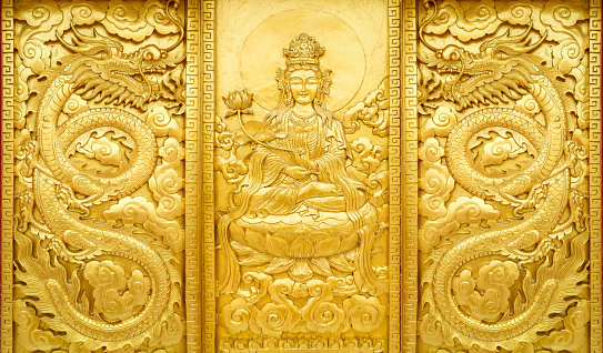 arte de madera con color del oro de Dios de china Guan Yin con dragón photo