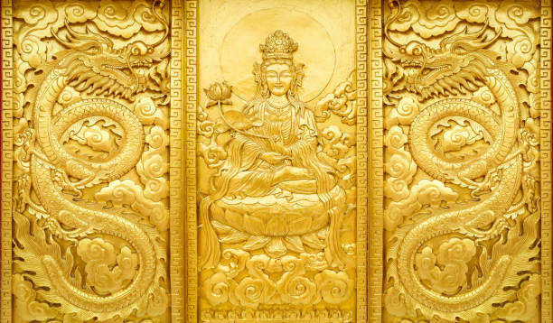 龍と観音菩薩は中国神のゴールド カラーと木製クラフト - chinese god ストックフォトと画像