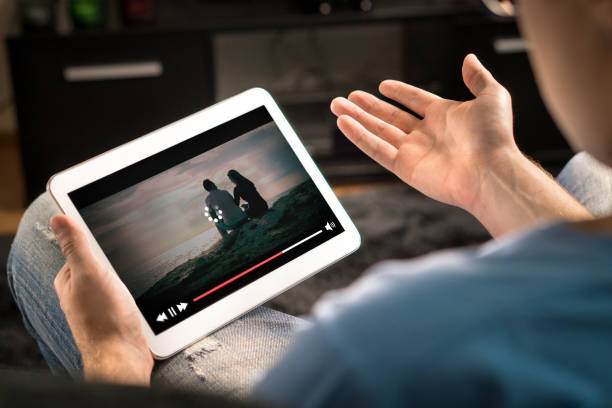 icono de carga rodando en video en un servicio de streaming en línea de películas. - lento fotografías e imágenes de stock