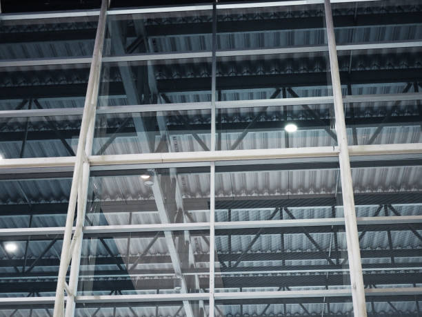 istock Exhibition hall glass mirror with white beam structure and corrugated roof outside 873386374