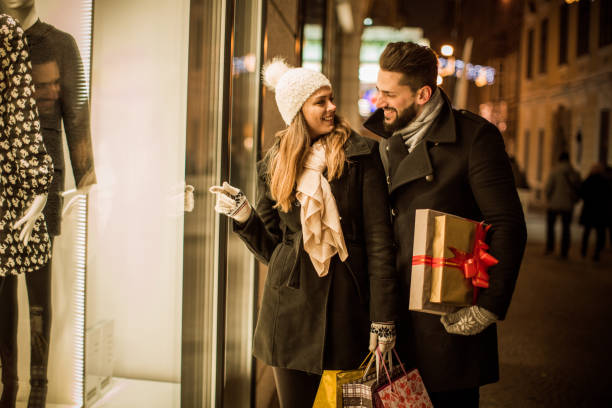 istock Christmas gift shopping 873395894