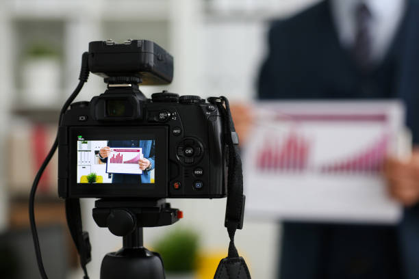 istock Male in suit and tie show stats graph pad 873397404