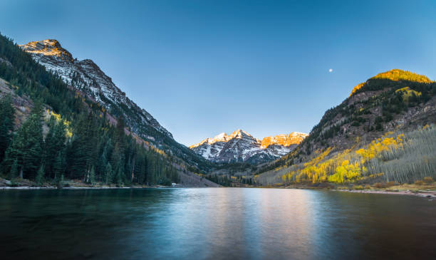 colori autunnali a maroon bells and lake - maroon foto e immagini stock