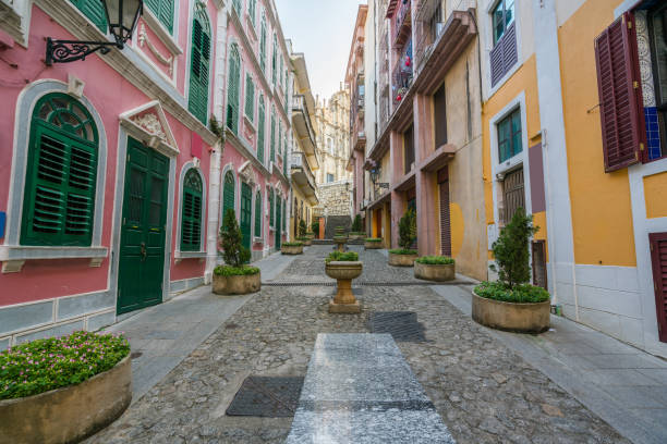 malerische straße in der altstadt in macau (macao) in der nähe von ruinen der st. pauls in macau (macao), china. - unesco world heritage site macao church stone stock-fotos und bilder