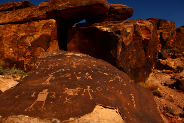 petroglifos en piedra arenisca desierto - cave painting indigenous culture art arizona fotografías e imágenes de stock