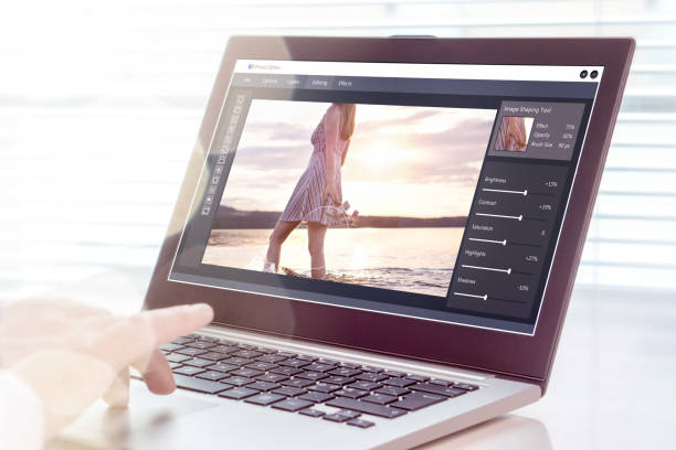 fotoritocco. editor professionale che ritocca un'immagine con laptop e software per computer immaginario. - immagine ritoccata foto e immagini stock