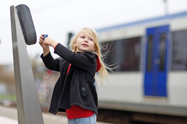 schattige blonde vrouwelijke kind reizen op openbaar vervoer - trein nederland stockfoto's en -beelden