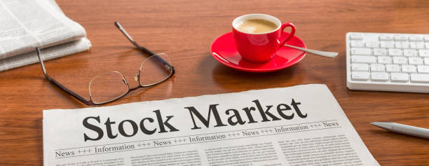 木製机 - 株式市場新聞 - glasses stock market finance newspaper ストックフォトと画像