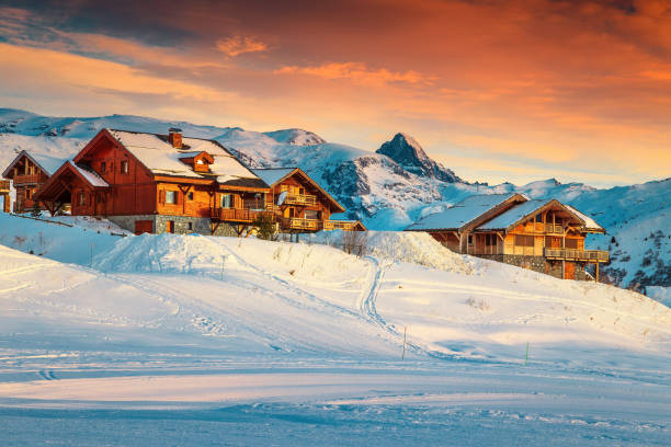 majestuoso complejo puesta del sol y de esquí en los alpes franceses, europa - village snow winter france fotografías e imágenes de stock