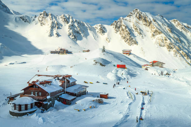 Spectacular winter landscape with frozen Balea lake, Transylvania, Romania, Europe Wonderful winter landscape in Fagaras mountains with famous frozen Balea lake and wooden houses, Carpathians, Transylvania, Romania, Europe balea lake romania stock pictures, royalty-free photos & images