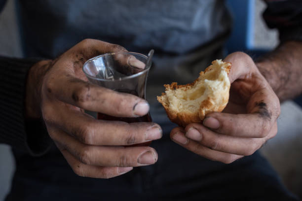 汚い手で食べて肉体労働者 - homelessness human hand dirty unhygienic ストックフォトと画像