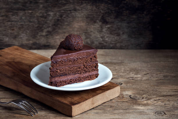 chocolate schokoladenkuchen  - portion serving size copy space icing stock-fotos und bilder