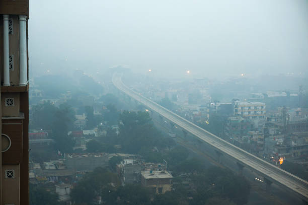 朝ノイダ デリー gurgaon オーバー スモッグ - delhi ストックフォトと画像