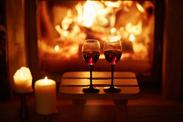 due bicchieri di vino rosso vicino al camino - fireplace christmas candle holiday foto e immagini stock