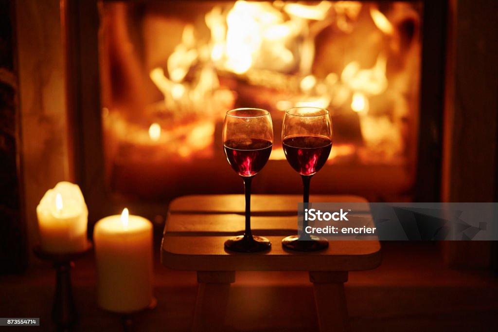 İki bardak kırmızı şarap şömine yakın - Royalty-free Şarap Stok görsel