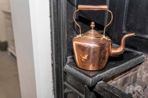 винтажный и антикварный медный чайник на викторианской плите на традиционной викторианской кухне в англии, великобритания - kitchen untensil стоковые фото и изображения