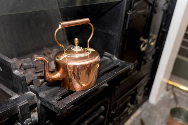 ビクトリア朝のヴィンテージやアンティークの銅のやかんは、英国の伝統的なビクトリア朝のキッチンでストーブ - kitchen untensil ストックフォトと画像